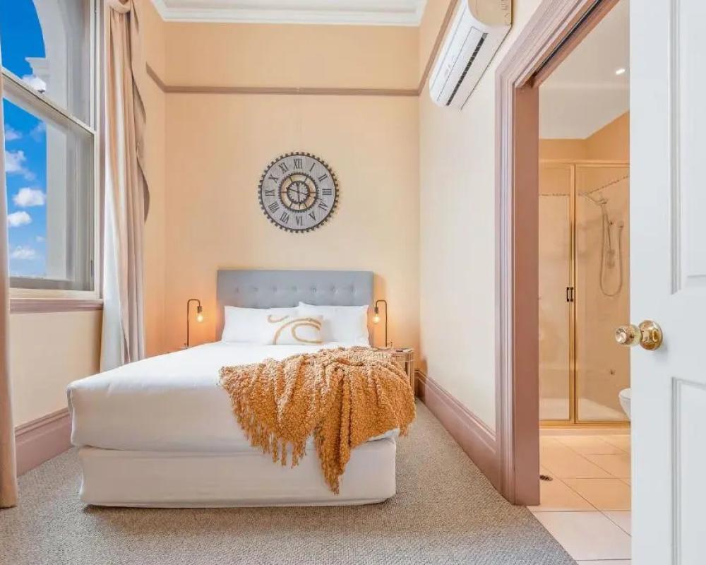 фото Clocktower Suites