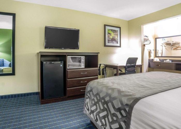 Rodeway Inn & Suites