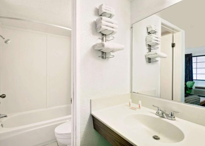 Days Inn & Suites by Wyndham Needles