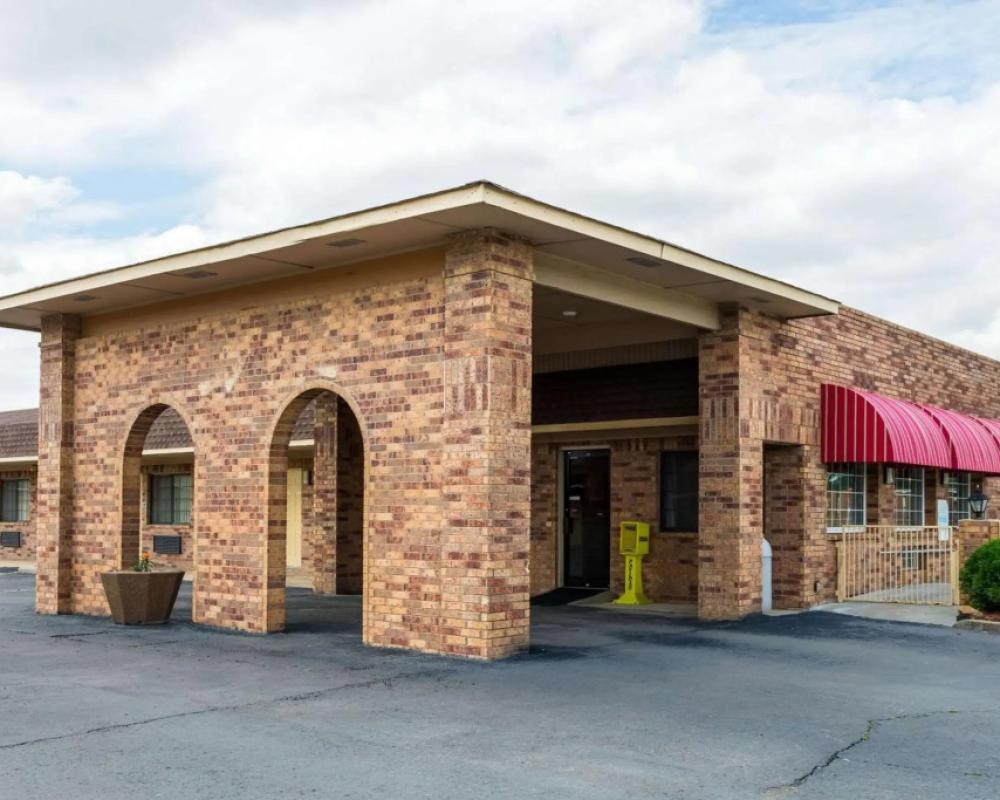 Econo Lodge & Suites