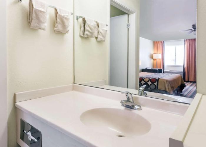 Super 8 by Wyndham Brookhaven