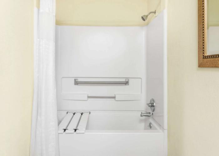 Super 8 by Wyndham Brookhaven