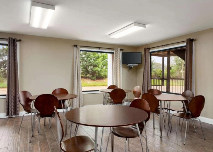 Super 8 by Wyndham Brookhaven