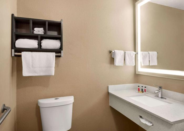 Super 8 by Wyndham Brookhaven