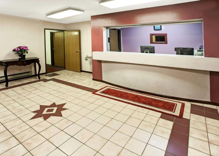 Super 8 by Wyndham Heath/Newark