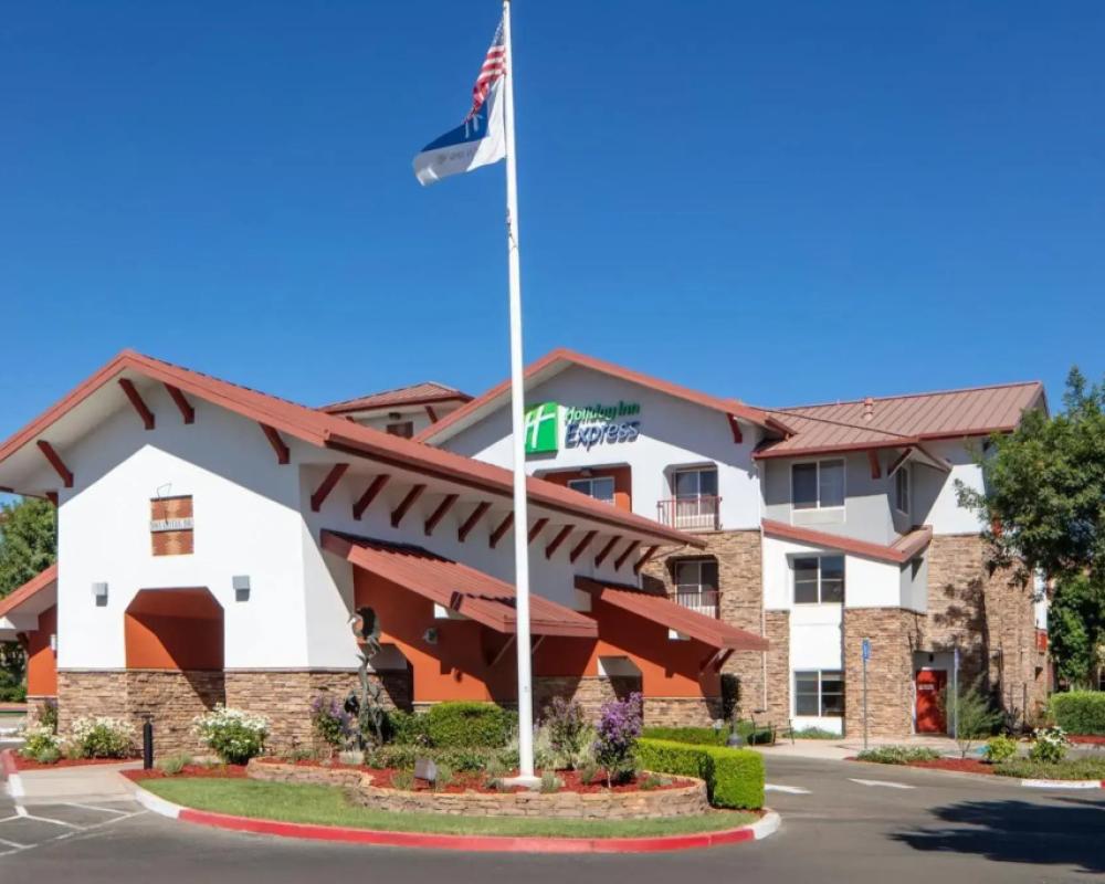 фото Holiday Inn Express and Suites Turlock by IHG