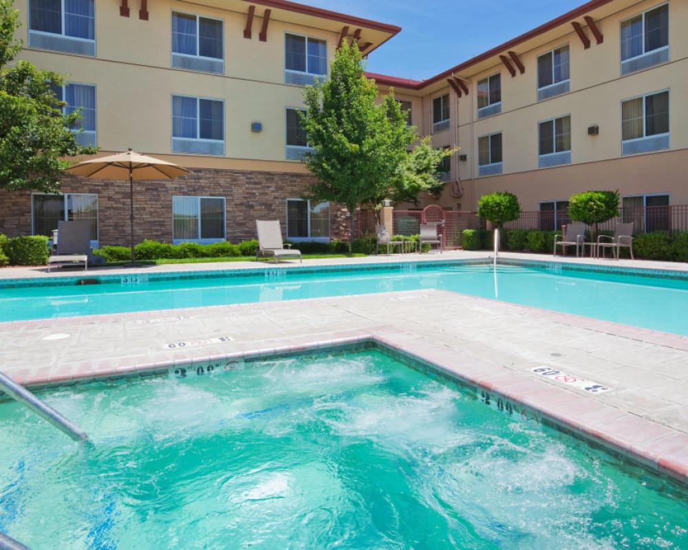 фото Holiday Inn Express and Suites Turlock by IHG