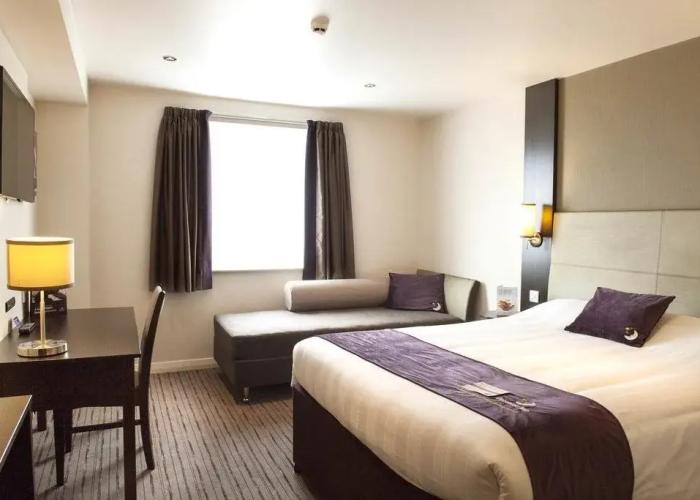 Premier Inn Farnborough Town Centre