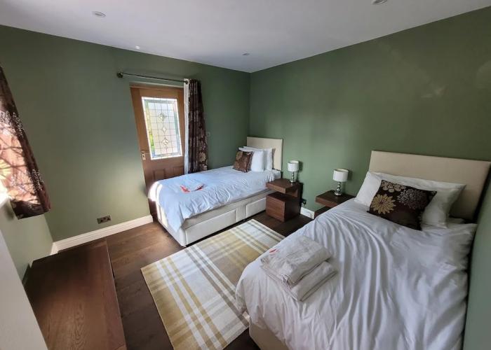 Remarkable 8 Bed Family House Sleeping 16 w/ Pool