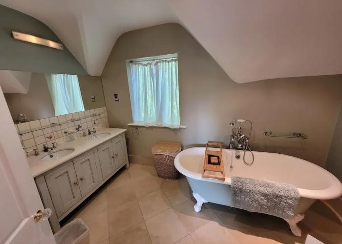 Remarkable 8 Bed Family House Sleeping 16 w/ Pool