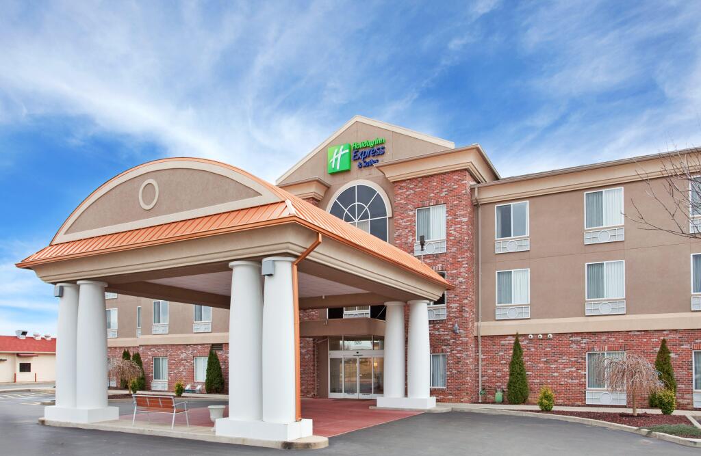 Holiday Inn Express & Suites Farmington by IHG
