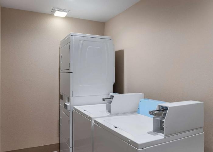 Super 8 by Wyndham Fallon