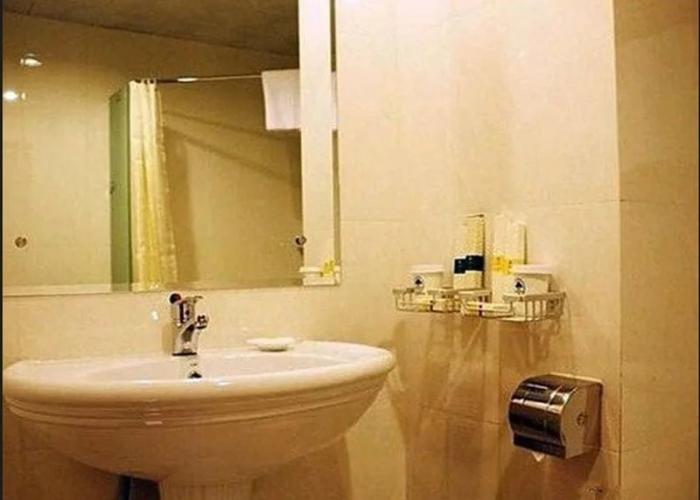GreenTree Inn Anhui Fuyang Funan East Huaihe Road Express Hotel