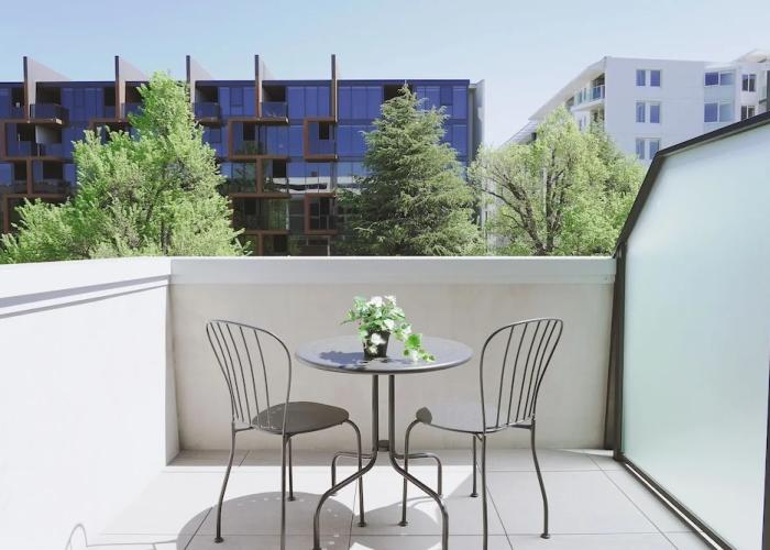 Modern apt in heart of the city