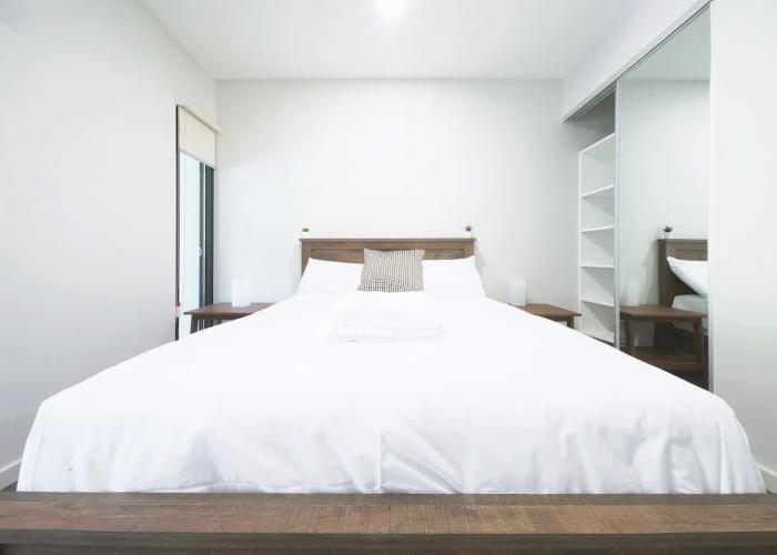 Modern apt in heart of the city