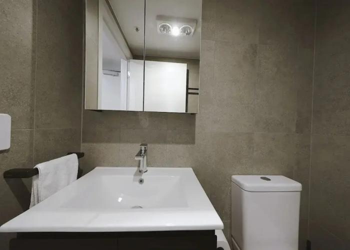 Modern apt in heart of the city