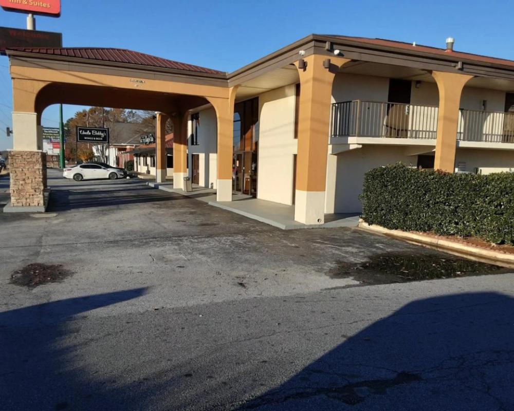 Econo Lodge Inn & Suites