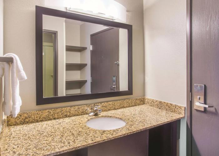 La Quinta Inn & Suites by Wyndham O'Fallon, IL - St. Louis