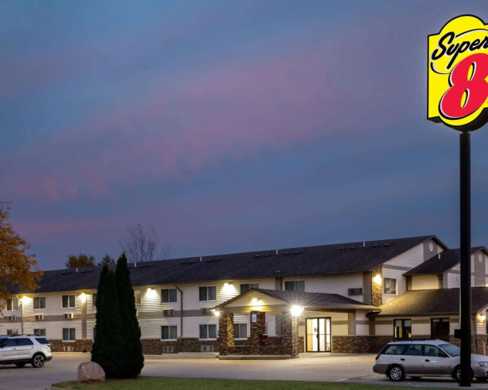 Super 8 by Wyndham Waverly