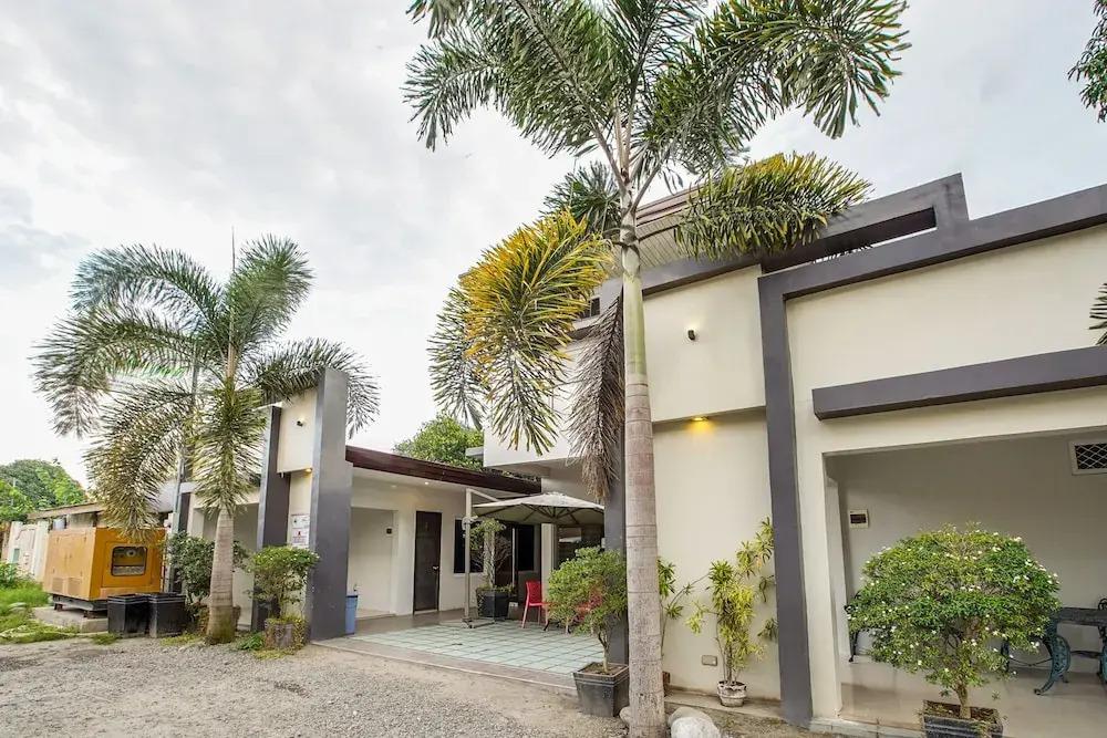 OYO 489 Casa Mia Hotel Suites