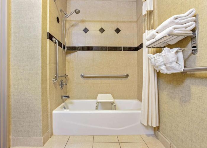 La Quinta Inn & Suites by Wyndham Cleburne