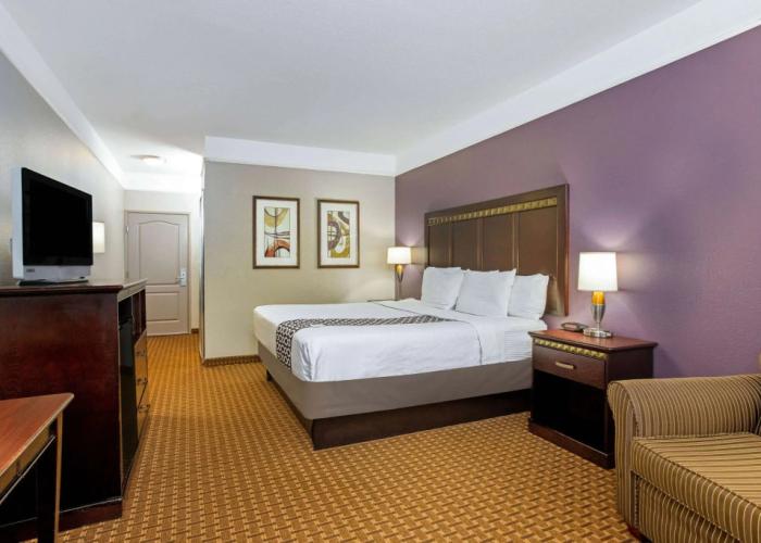 La Quinta Inn & Suites by Wyndham Cleburne