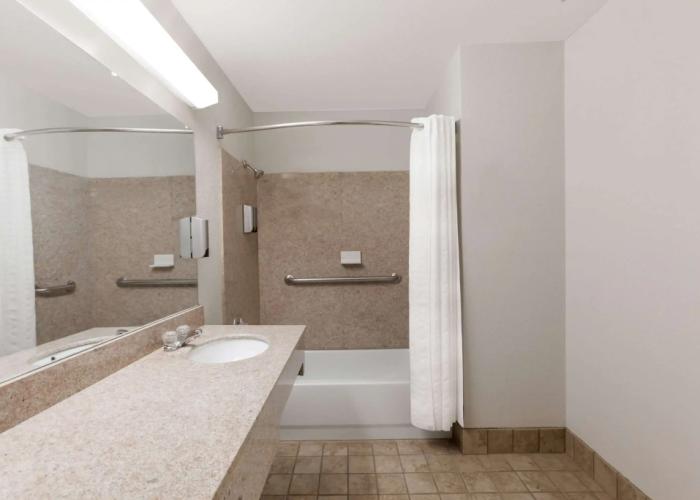 Super 8 by Wyndham Cleburne