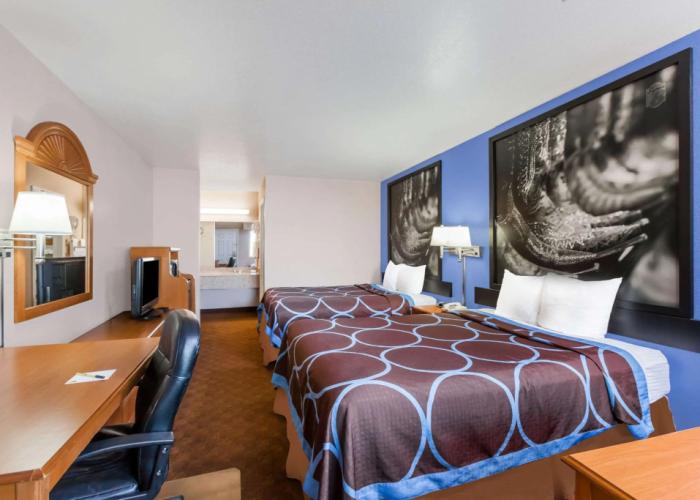 Super 8 by Wyndham Cleburne