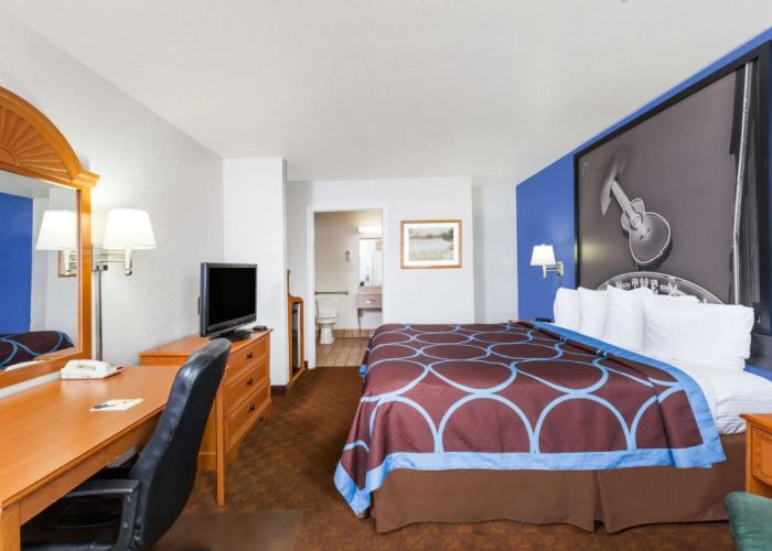 Super 8 by Wyndham Cleburne