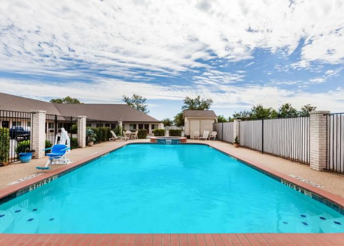 Super 8 by Wyndham Cleburne