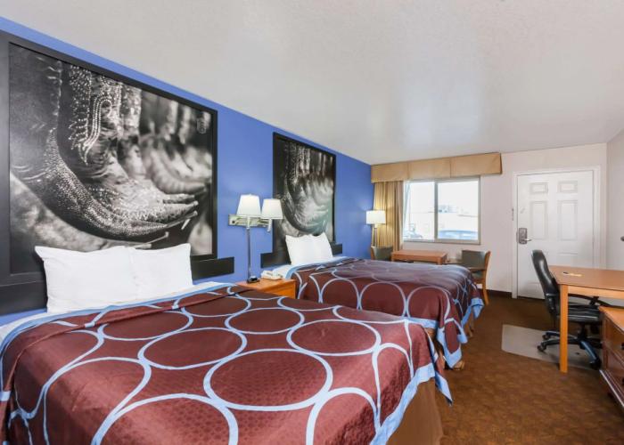 Super 8 by Wyndham Cleburne