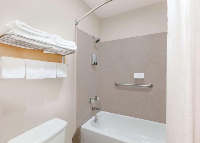 Super 8 by Wyndham Cleburne