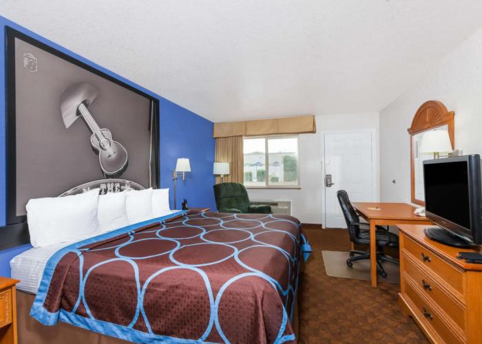 Super 8 by Wyndham Cleburne