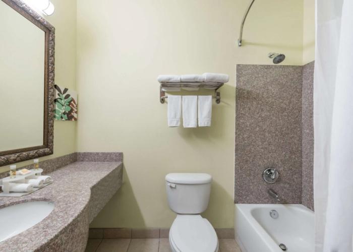 Days Inn & Suites by Wyndham Cleburne TX