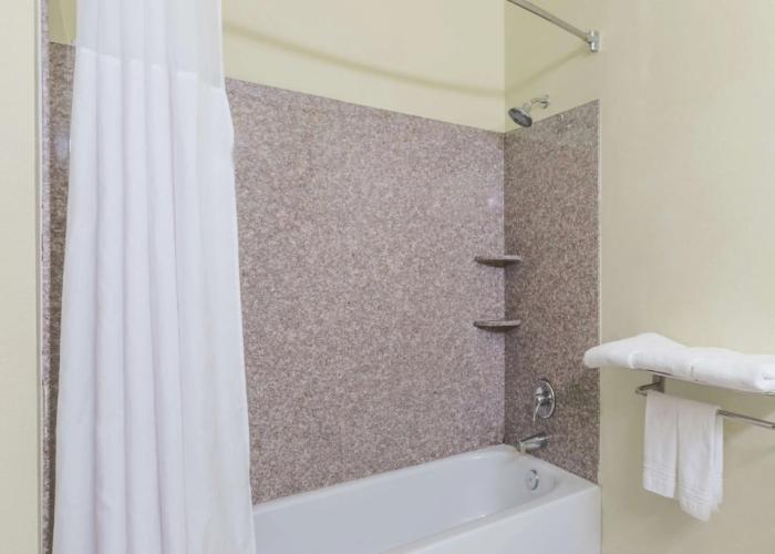 Days Inn & Suites by Wyndham Cleburne TX