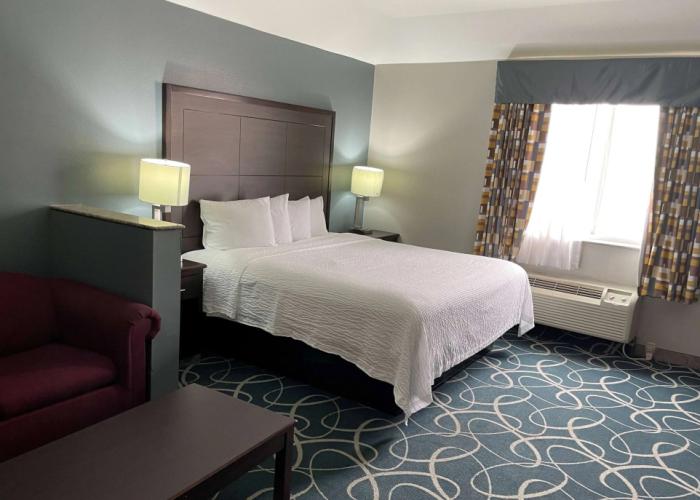 Days Inn & Suites by Wyndham Cleburne TX