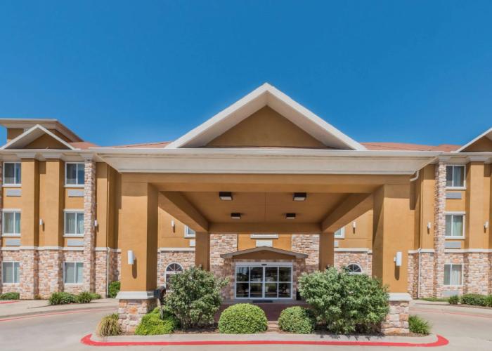 Days Inn & Suites by Wyndham Cleburne TX