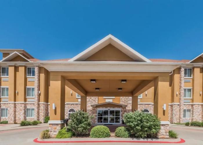Days Inn & Suites Cleburne TX