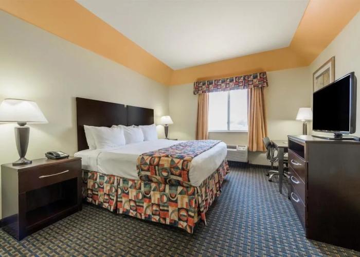 Days Inn & Suites Cleburne TX