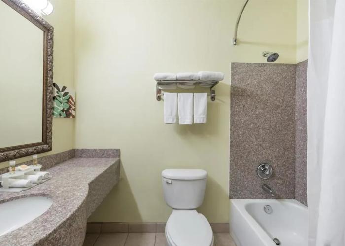 Days Inn & Suites Cleburne TX