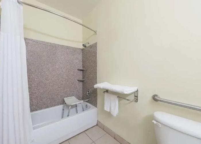 Days Inn & Suites Cleburne TX