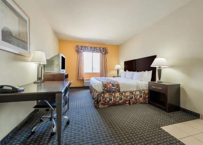 Days Inn & Suites Cleburne TX