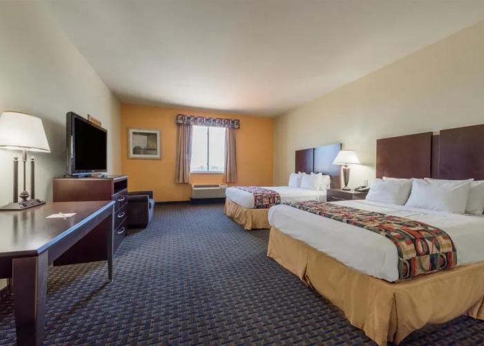 Days Inn & Suites Cleburne TX