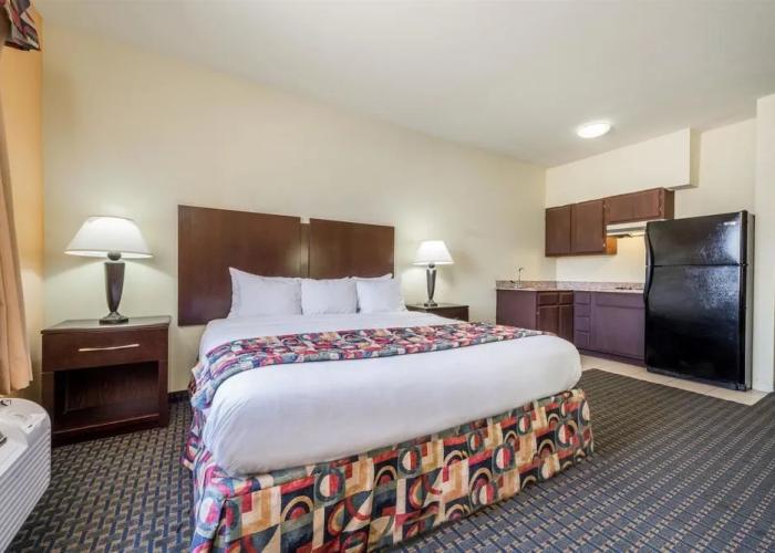Days Inn & Suites Cleburne TX
