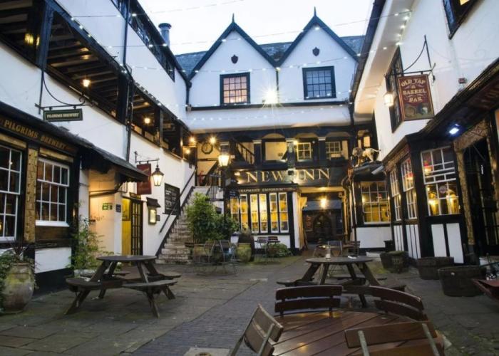 The New Inn by Roomsbooked