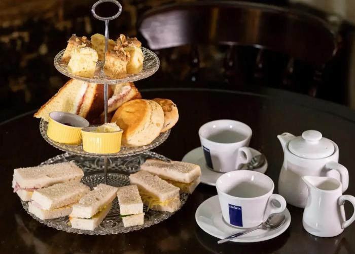 The New Inn by Roomsbooked