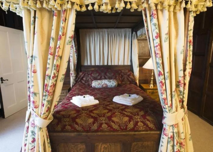 The New Inn by Roomsbooked