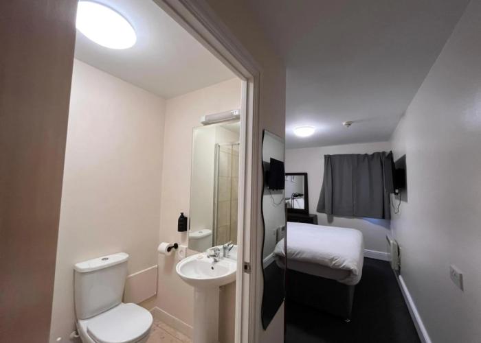 OYO Go2 Gloucester Hotel