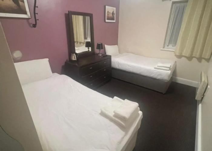 OYO Go2 Gloucester Hotel