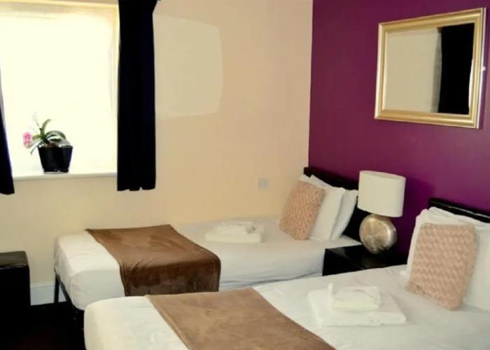 OYO Go2 Gloucester Hotel